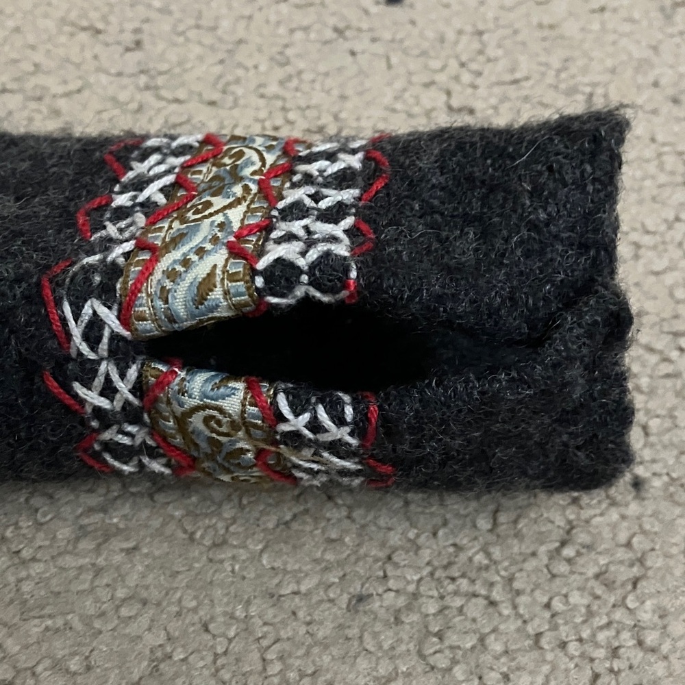 100% Wool Hooded Sweater, thumb holes, side slits, embroidered, xs/s, BDG UO - Picture 5 of 7